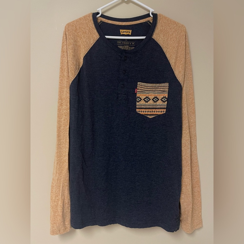 Men’s large Levi’s long sleeve shirt.